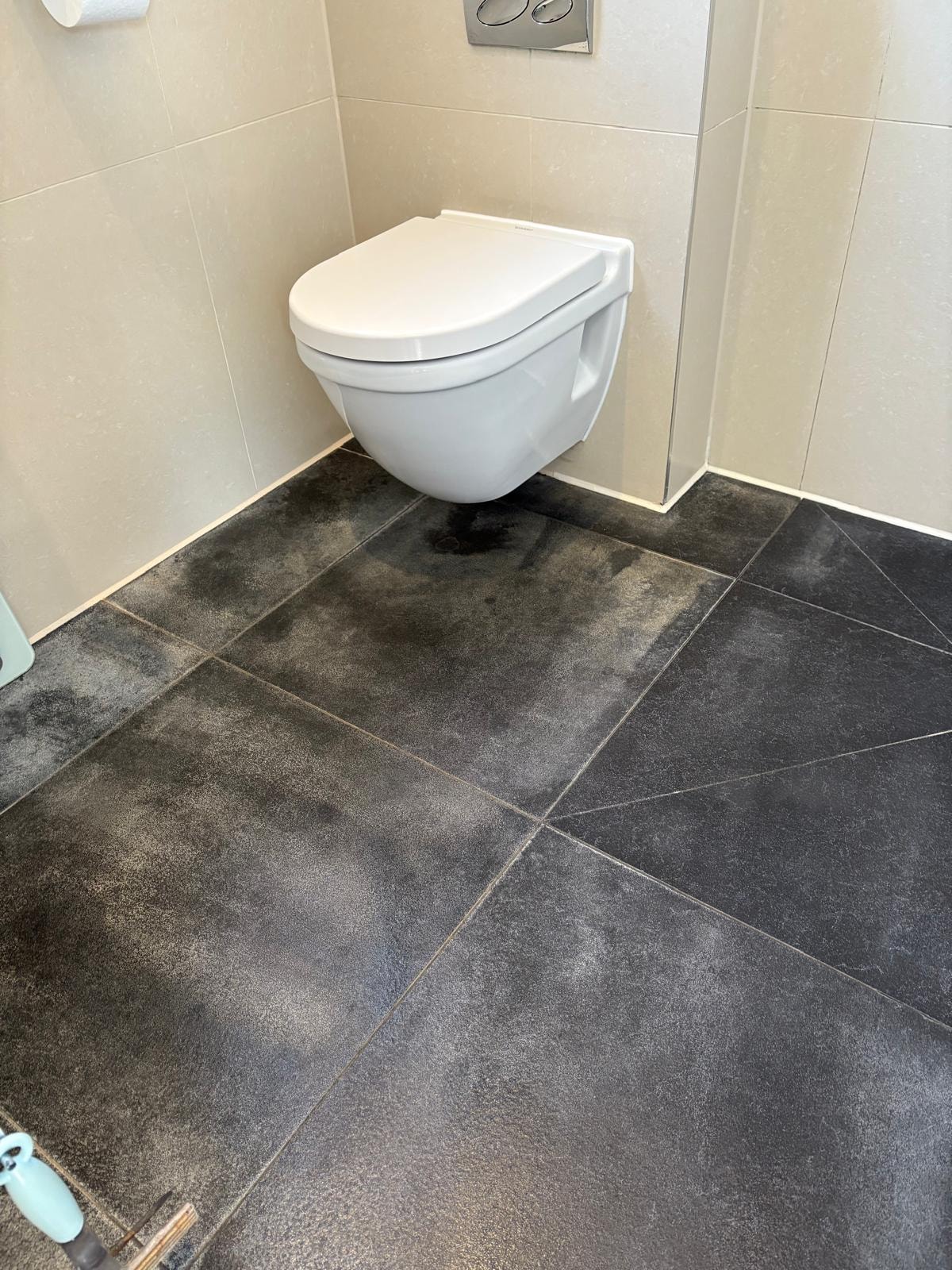 Bathroom before end of tenancy clean